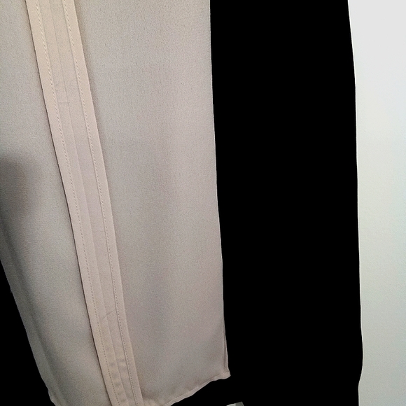 Massimo Two Tone V Neckline Sleeveless Blouse - Picture 9 of 11